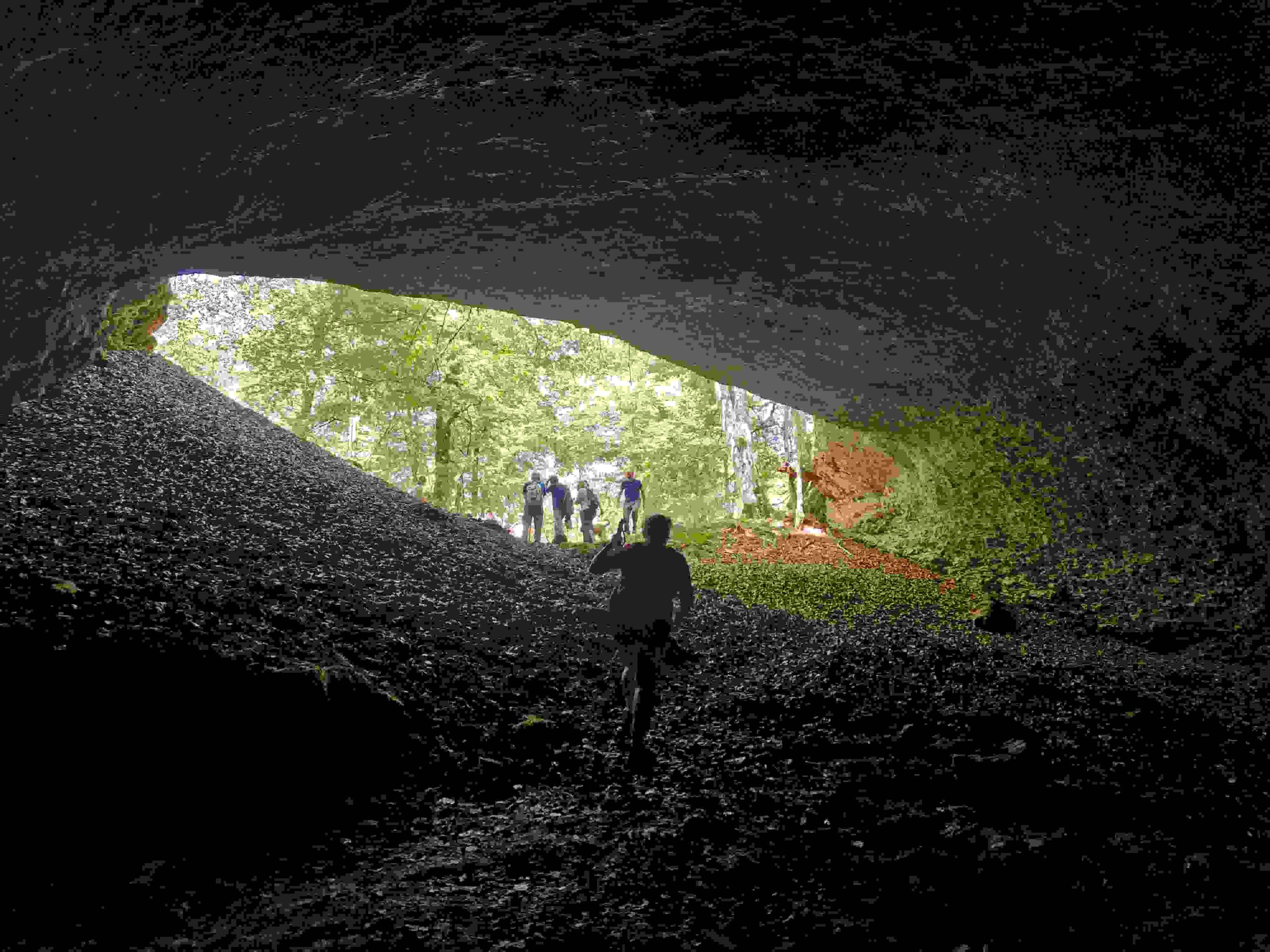 Cueva Lubierri en la sierra de Urbasa y personas que salen de ella