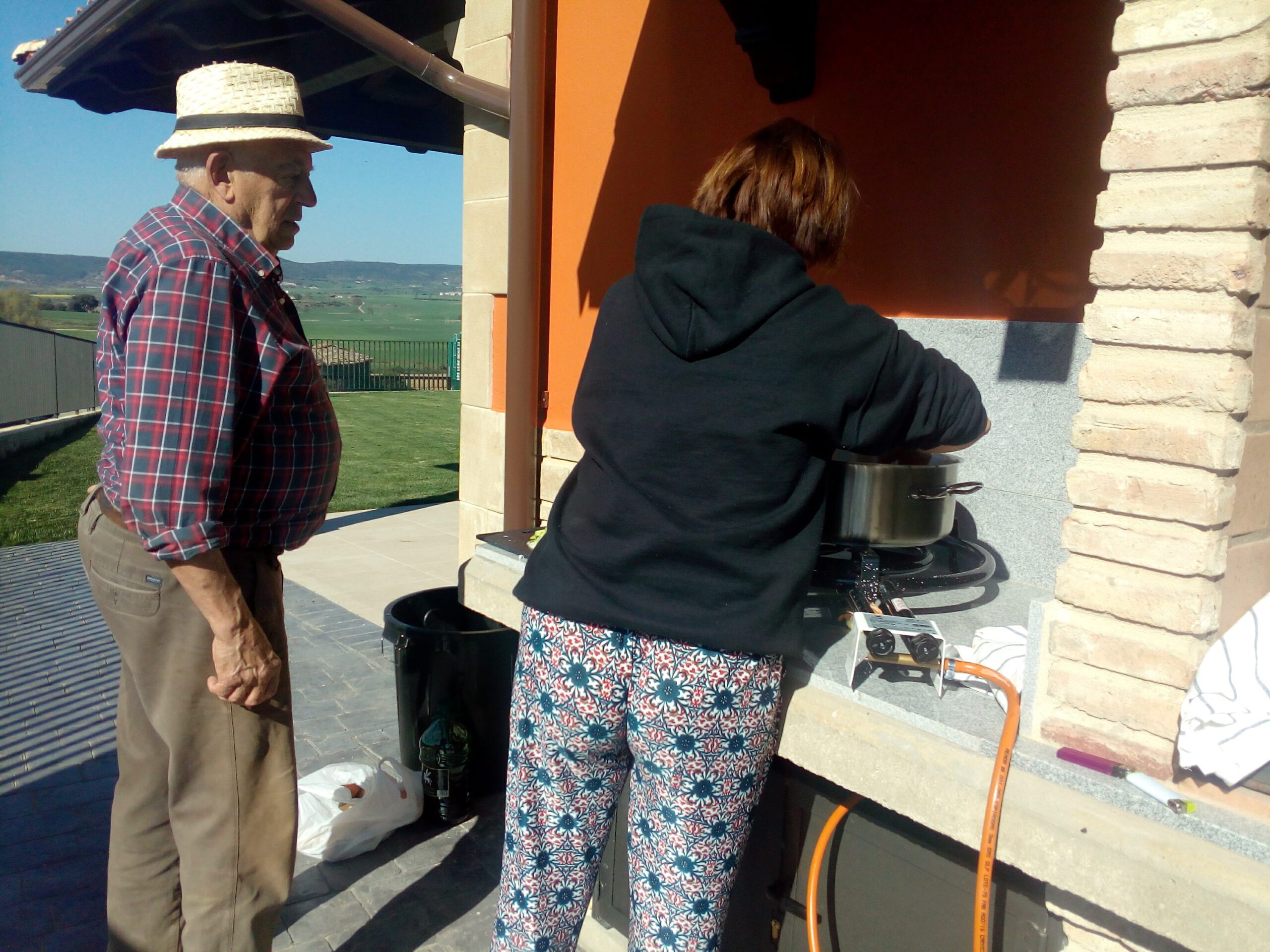 Padre e hija haciendo paella en casa rural Belástegui II en Navarra el día del Padre
