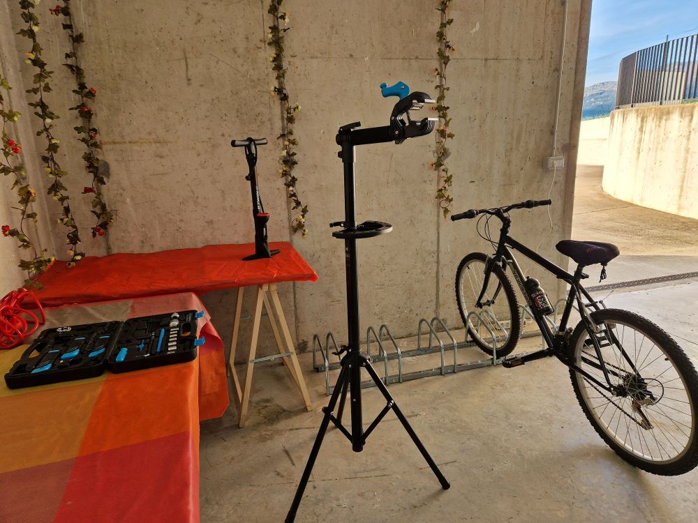 Garaje de bicicletas para guardar reparar y lavar en casa rural Belástegui II en TIerra Estella Navarra