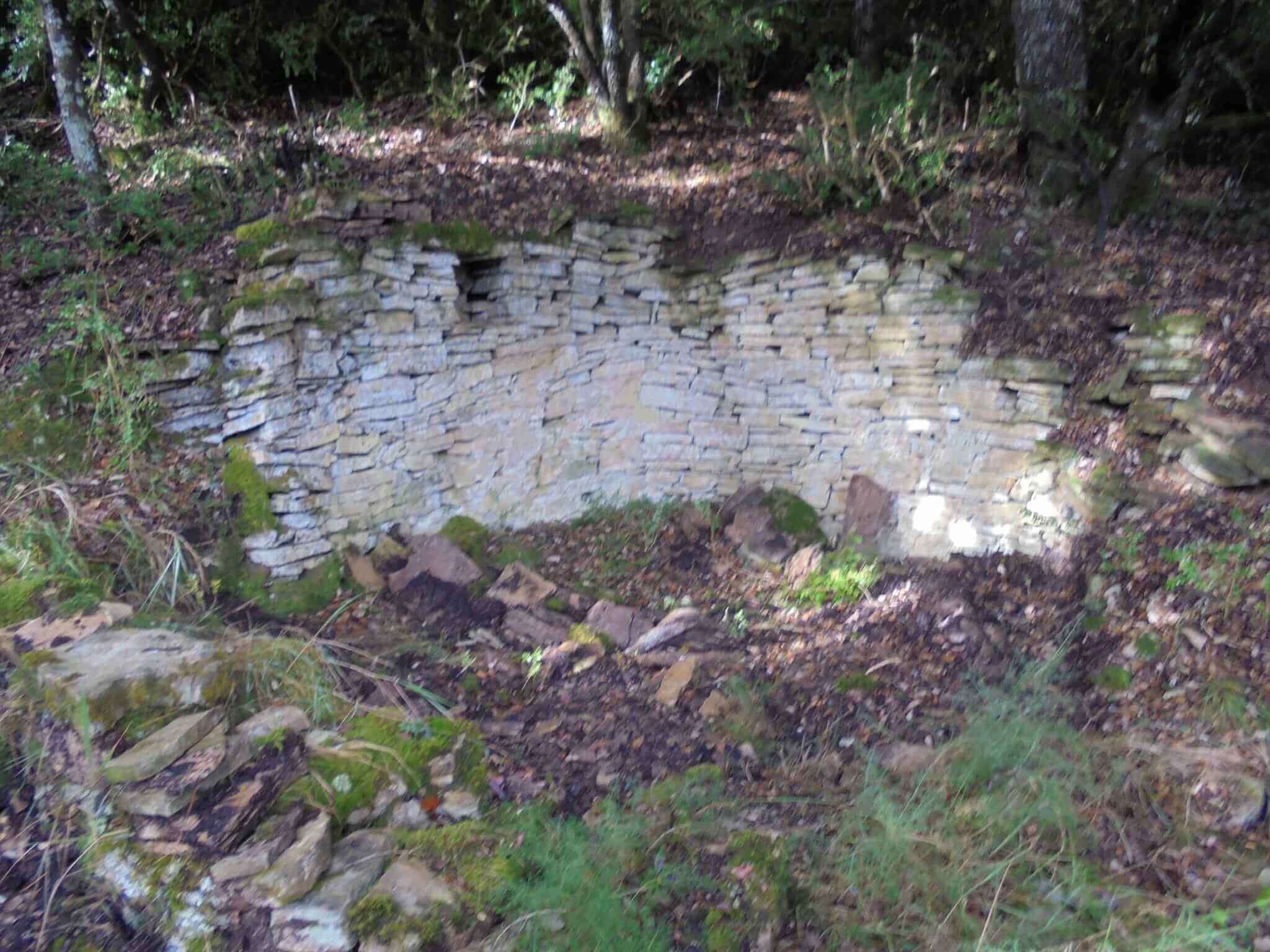 Nevera de Eulz. Restos de piedras